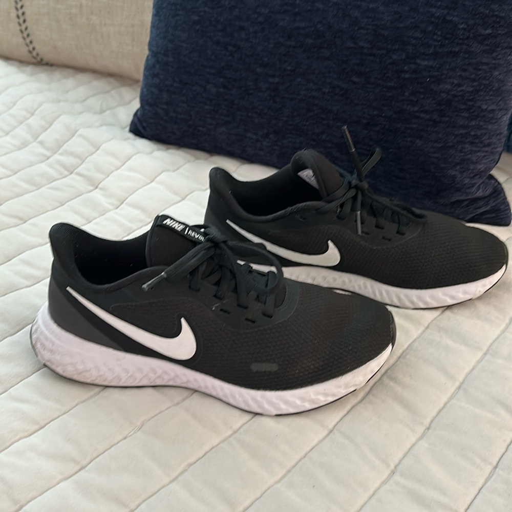 Nike Revolution Black Size 8.5 Wide